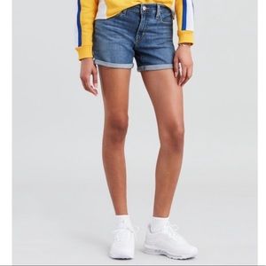 Size 28 classic Levi’s shorts mid length